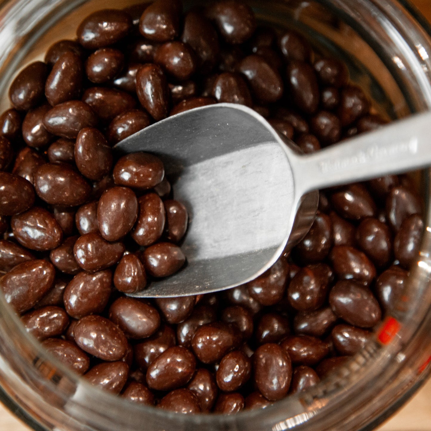 Amandes au chocolat noir, croquant et intense